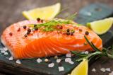 <div><strong>Nach den Feiertagen&nbsp; &ndash; so verbrennst Du Dein K&ouml;rperfett</strong><br />
<br />
Die <strong>ketogene Di&auml;t</strong> verzichtet haupts&auml;chlich auf Kohlehydrate und Zucker und setzt daf&uuml;r auf viel Protein und Fette. Konkret hei&szlig;t das, sich &ndash; &auml;hnlich wie bei der Paleo-Di&auml;t - von viel Fleisch, K&auml;se, Eiern, Fr&uuml;chten und Gem&uuml;sen zu ern&auml;hren, jedoch weitgehend auf Brot, Nudeln, Reis oder Kartoffeln zu verzichten. Ein grosser Vorteil liegt darin, dass sich so keine Hungergef&uuml;hle einstellen.<br />
<br />
Was l&auml;uft ab? Dem Metabolismus wird durch diese Ern&auml;hrungsweise ein Mangel an Kohlehydraten und somit ein reduzierter Glykogenspiegel vorget&auml;uscht. Deswegen begibt er sich auf die Suche nach alternativen Energiequellen und findet diese in Fetten: Das nennt man Ketose. Somit wird die Fettverbrennung nat&uuml;rlich angekurbelt und ein entsprechendes Fitnesstraining optimal unterst&uuml;tzt.<br />
Wichtig ist, bei den t&auml;glich aufgenommenen Kohlehydraten unter 30 Gramm zu bleiben, um den Insulinspiegel niedrig zu halten und dem K&ouml;rper einen Versorgungsengpass vorzut&auml;uschen &ndash; sonst wird der ketogene Effekt sofort verwirkt!<br />
Es dauert anfangs n&auml;mlich bis zu drei Tagen, bis die Di&auml;t ihre volle Wirkung entfaltet und die Ketose eintritt, weil der K&ouml;rper sich auf ein ganz besonderes Notprogramm umstellt. Das sorgt daf&uuml;r, dass weniger Fette angelagert und gleichzeitig mehr Wachstumshormone ausgesch&uuml;ttet werden k&ouml;nnen.<br />
Nach einer Umgew&ouml;hnungsphase wirst Du von der ketogenen Di&auml;t mit weniger K&ouml;rperfett, einer strafferen Haut, einem gereinigten K&ouml;rper und einem Boost an Lebensenergie belohnt. Aktuell gibt es sogar Studien, die die Wirksamkeit der ketogenen Di&auml;t bei Krebspatienten testen, denn Tumorzellen sollen durch Zucker wesentlich schneller und aggressiver wachsen. Ebenso ist eine Verbesserung bei Epilepsie-Betroffenen zu beobachten.<br />
<br />
Die ketogene Di&auml;t empfiehlt max. 2.500 Kilokalorien am Tag, bestehend aus 60% bis 70% Fett, 30 bis 40 % Eiwei&szlig; und auf jeden Fall unter 30 Gramm Kohlenhydraten, denn sonst ger&auml;t die Super-Fettverbrennungsmaschine namens Ketose wie oben beschrieben sofort wieder ins Stottern und der K&ouml;rper f&auml;llt zur&uuml;ck in die Glykolyse, die Umwandlung der Kohlenydratspeicher (Glykogen) in Energie. F&uuml;r eine Gewichtsabnahme und m&ouml;glichst effiziente Verbrennung der &bdquo;Depots&ldquo; ist auf jeden Fall darauf zu achten, dass weniger Kalorien zugef&uuml;hrt als t&auml;glich verbraucht werden.<br />
<br />
Alle drei Wochen Darfst Du Deinem K&ouml;rper allerdings einen sogenannten Refeed-Tag g&ouml;nnen, an dem Du ordentlich Kohlenhydrate tanken kannst, weil Dein K&ouml;rper eventuell zu sehr ausgezehrt wird und so eine ausreichende Versorgung mit Vitaminen und N&auml;hrstoffen garantiert ist.<br />
<br />
Lecker k&ouml;nnen die ketogenen Rezepte und Gerichte selbstverst&auml;ndlich auch sein &ndash; sei es aktuell z.B. eine Lachstranche mit in Oliven&ouml;l gebratenen Spargeln und Spiegeleiern, ein Omelette mit Zucchini und gebratenem Speck, oder gebackener Fetak&auml;se mit Gem&uuml;sen nach Wahl und Oliven&ouml;l, Steak, Eier oder N&uuml;ssen. Verzichten muss man allerdings weitgehend auf Nudeln, Kartoffeln, Brot und Reis. Achte auf jeden Fall immer auf die enthaltenen Kohlehydrate.</div>

